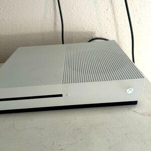 XBOX ONE S BUNDLE (GOOD CONDITION)